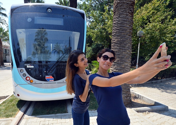 İŞTE İZMİR'İN İLK TRAMVAYI
