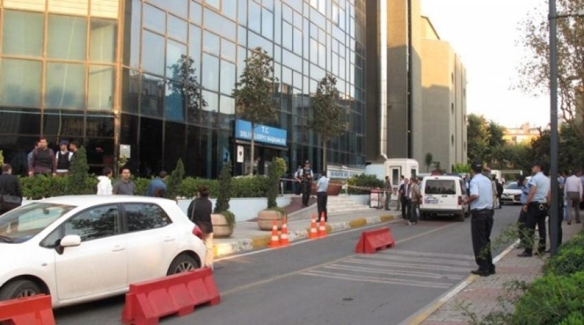Başkan Yardımcısı Makamında Başından Vuruldu!