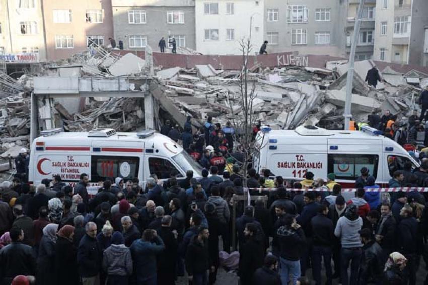 İSTANBUL'DA 7 KATLI BİNA ÇÖKTÜ: 2 KİŞİ ÖLDÜ