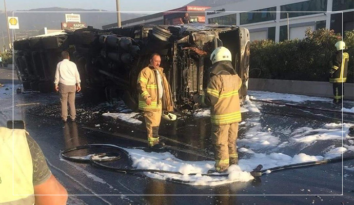 Bariyerlere çarpan tır alev aldı