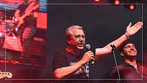 Bıyıkları Kesen Rektör Hoca Şimdi de Rock Star Oldu