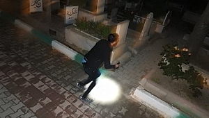 Çorum'daki mezarlıkta ağlayan kızın sırrı! Bakın neden ağlıyormuş