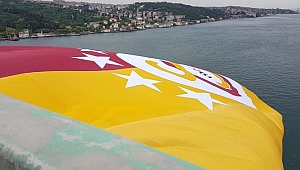 Galatasaray bayrağı köprüde