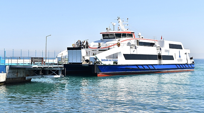 Güzelbahçe vapuru yolcularına