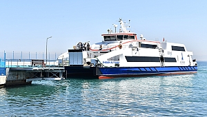 Güzelbahçe vapuru yolcularına