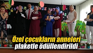 Özel çocukların anneleri plaketle ödüllendirildi