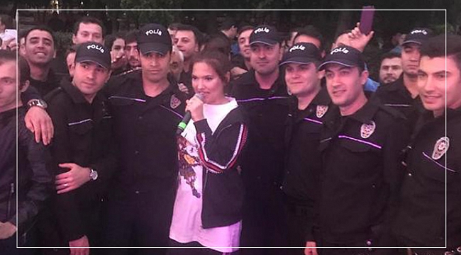 Sahne kıyafeti olay oldu!