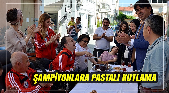 ŞAMPİYONLARA PASTALI KUTLAMA
