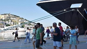 'ZENGİNLER GEMİSİ' KUŞADASI'NDA