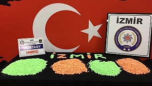 On binlerce uyuşturucu hapla İzmir'de yakalandılar