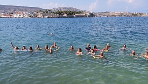Foça Belediyesi'nin su jimnastiği kursu büyük ilgi görüyor