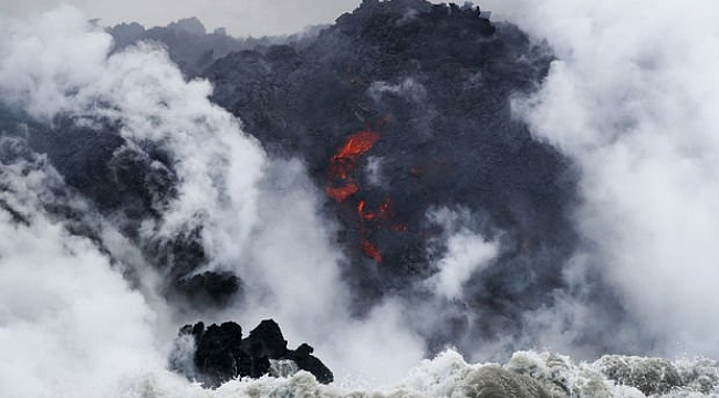 Hawaii'de yanardağdan çıkan lavlar tur teknesine sıçradı
