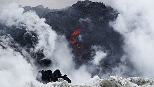Hawaii'de yanardağdan çıkan lavlar tur teknesine sıçradı