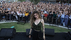 İZMİRLİLERDEN SENA ŞENER’E SEVGİ SELİ