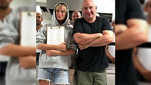 Ünlü model Soydan, yemek için Çeşme’ye geldi