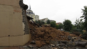 Yoğun yağış nedeniyle okulun duvarı çöktü