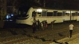 İzmir'de tren raydan çıktı, faciadan dönüldü