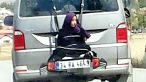 Minibüsün arkasına bağladılar