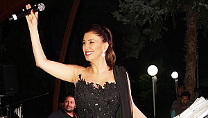 NADİDE SULTAN ANNE OLDUKTAN SONRAKİ İLK KONSERİNİ VERDİ