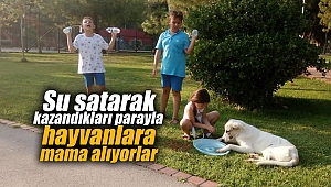 Su satarak kazandıkları parayla hayvanlara mama alıyorlar