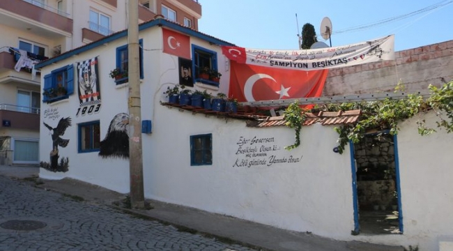 İzmir'de Fanatik Beşiktaşlı evini bu hale getirdi
