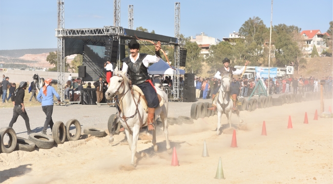 Bornova’da Rahvan At Yarışları Cumhuriyet kutlamaları kapsamında yapıldı