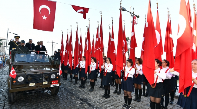 İzmir'de Yaşasın Cumhuriyet!