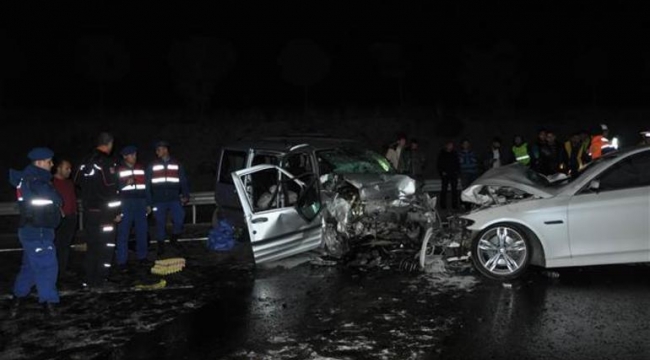 Otomobil ile hafif ticari araç çarpıştı: 2 ölü, 5 yaralı