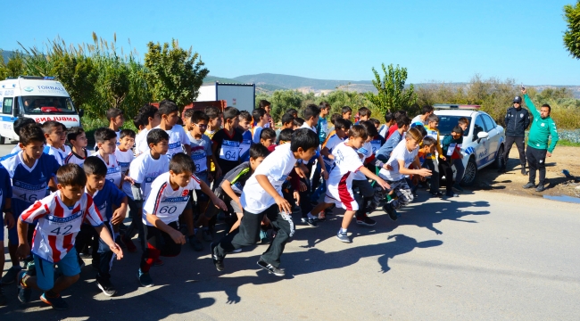 Torbalı'da öğrenciler Cumhuriyet için koştu