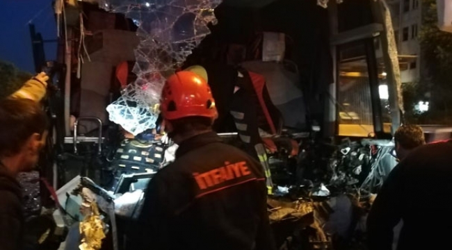 Yolcu otobüsü tıra çarptı: 18 yaralı