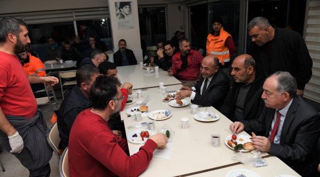 Başkan Arslan'ın şantiye işçileriyle kahvaltı yaptı