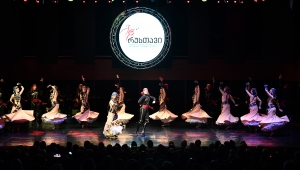 Gürcü dansçılar İzmirlileri büyüledi