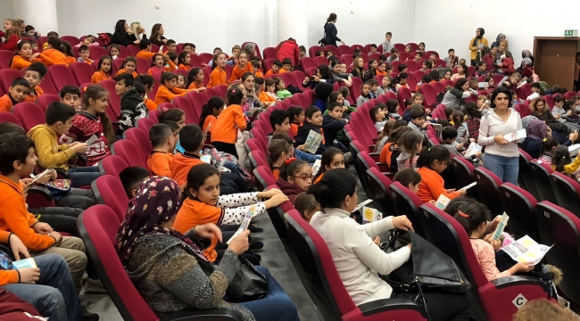 Hop Dedik Toptomar üç yüz minik seyirci ile buluştu