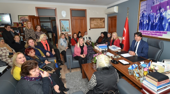 Foça'lı kadınlar Başkan Demirbağ'ı ziyaret etti