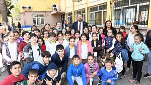23 Nisan çocuklarından Başkan Gümrükçü'ye sevgi seli