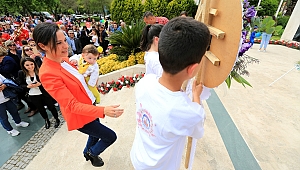 _‘Atam izindeyiz’ çelengini çocuklarla birlikte sundu