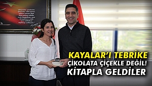 Kayalar’ı tebrike çikolata çiçekle değil! Kitapla geldiler