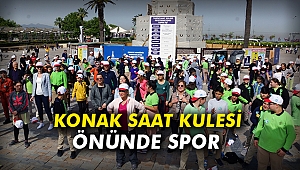 Konak Saat Kulesi önünde spor