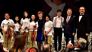 Mozart Ödüllü Ali İnsan Türkiye’deki ilk konserine Bornovalı çocuklar ile çıktı