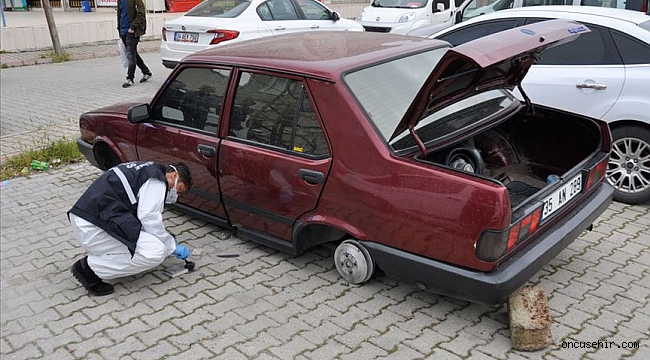 Park halindeki otomobilin lastikleri çalındı