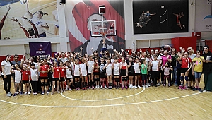 Filenin Minik Sultanları anneleriyle voleybol oynadı