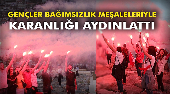 Gençler bağımsızlık meşaleleriyle karanlığı aydınlattı