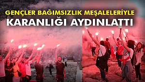 Gençler bağımsızlık meşaleleriyle karanlığı aydınlattı