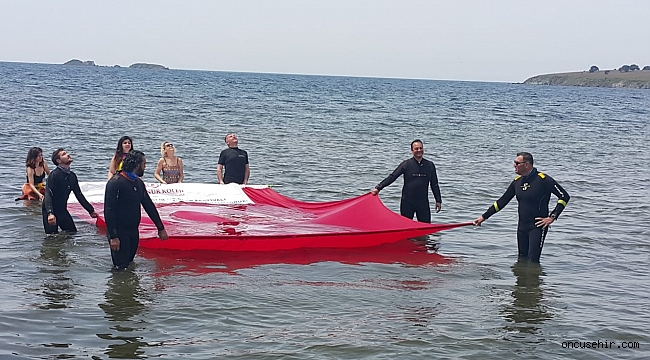 Güzelbahçeli dalgıçlar Ata'yı 20 metre derinlikte andı