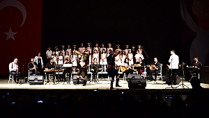 Bornova’da kursiyerlerden dans ve müzik ziyafeti