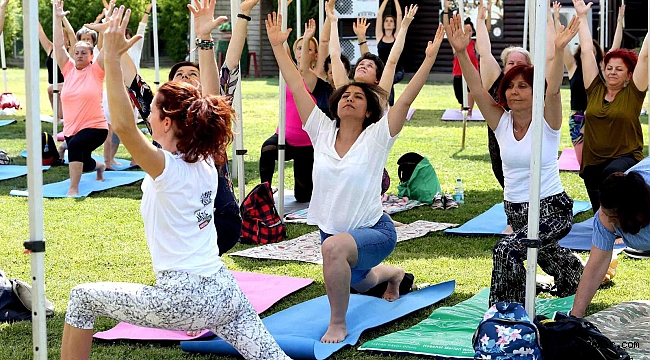 Karşıyaka’da yoga buluşmasına büyük ilgi