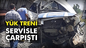 Yük treni servisle çarpıştı