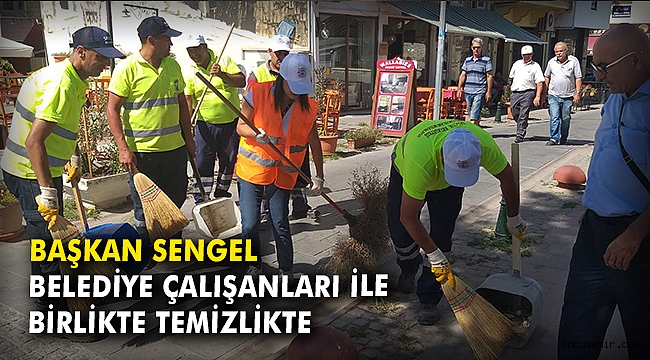 Başkan Sengel, belediye çalışanları ile birlikte temizlikte
