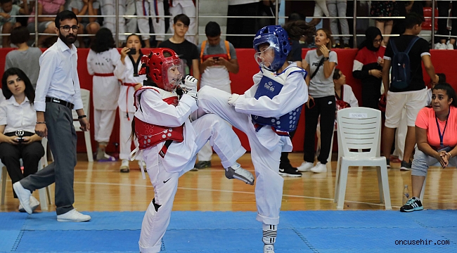 Bayraklı'da tekvando şöleni! 222 sporcu ter döktü