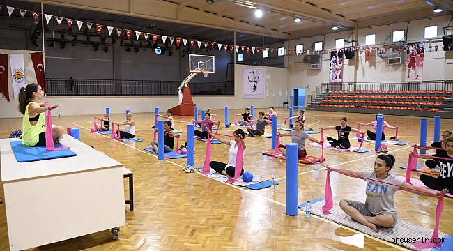 Çiğlili kadınlar pilates kursunda buluşuyor
